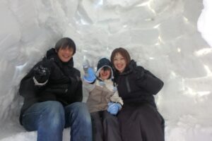 家族でイグルーに中にいる様子