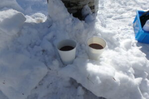雪の上にココアの入ってコップが二つ