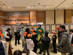 会場の設営のために集まった団員