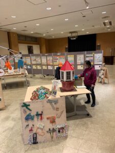 ポスターの並んだ会場の様子