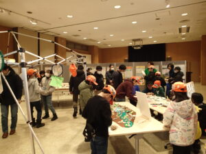 会場の設営をする子どもたち