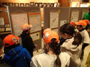 ポスター発表をする子供