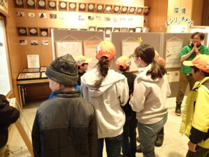 仲間の発表を真剣に聞く子どもたち