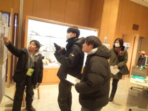 お客さんにポスターの解説をする子ども