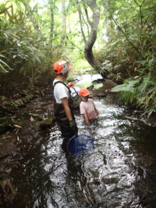 川で調査をする子どもたち