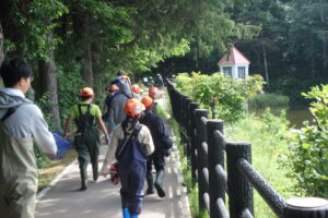 調査地に向かう子どもたち