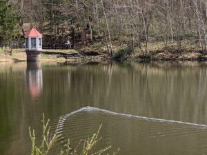 赤い屋根の取水塔と池