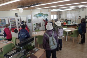 園内マップを見ながら今日のコースを説明するガイドさん