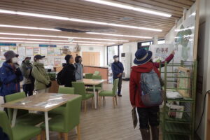 コース案内をするガイドボランティア