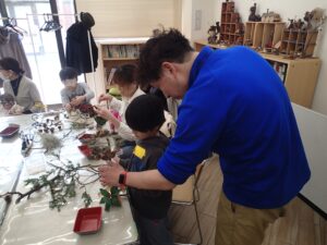 スタッフがお手伝いする姿