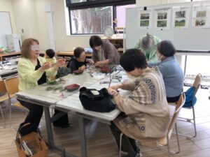 仲間で仲良く工作する姿