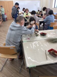 家族で工作する姿