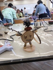 樹の輪切りを組み合わせた作品