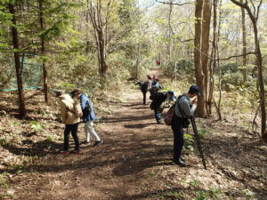 園内を散策する参加者の皆さん
