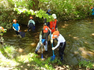 水の中の生き物を調査する子ども