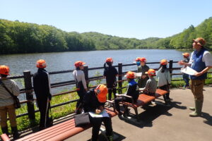 調査地をめぐる子どもたち