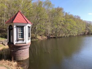 赤い屋根の取水塔