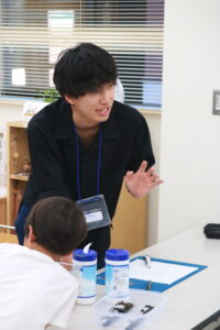 子どもに説明する専門の学生さん