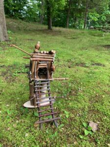 ブランコのついた木のおうち