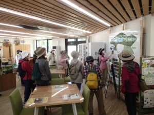 コースの説明をするボランティアの皆さん