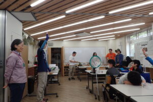 管理事務所で話を聞く子どもたち