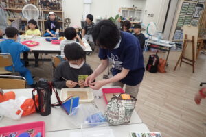 標本を作る団員