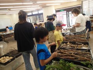 材料を選ぶ子どもたち