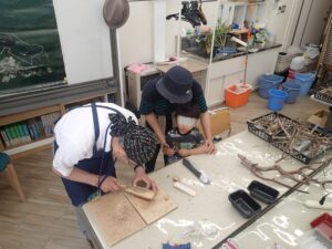 工作のサポートをするボランティアさん