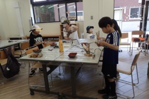 工作をする男の子たち