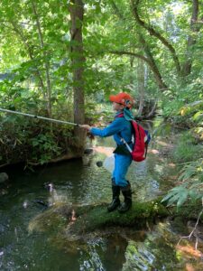 網を振る子ども