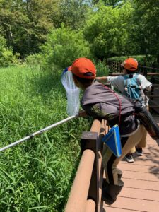 網を構える子供たち