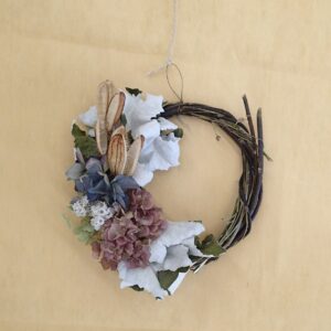 ドライフラワーをあしらったリース
