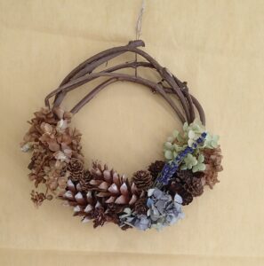 ドライフラワーとマツボックリのリース