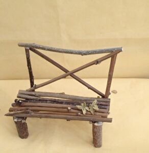 木の枝のベンチ