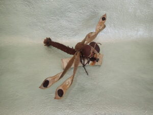 マツボックリなどで作ったトンボのクラフト