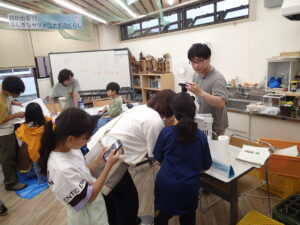 生き物の説明をする学生さん