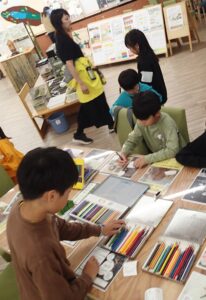 缶バッチの絵を描く子どもたち