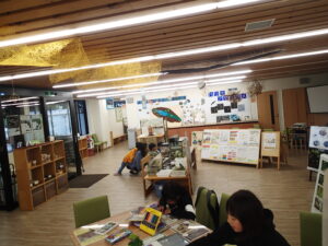 缶バッチの絵を描く子どもたち