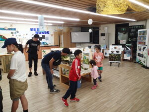 会場で楽しむ子供