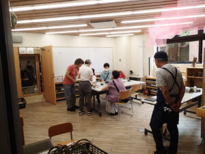 工作をする参加者の様子