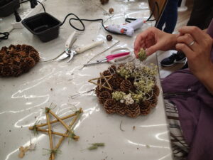 マツボックリのリースを作っている様子