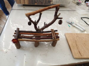 木の枝で作ったベンチ