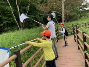 トンボ採りする親子