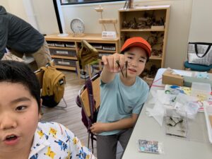 トンボを持つ子ども