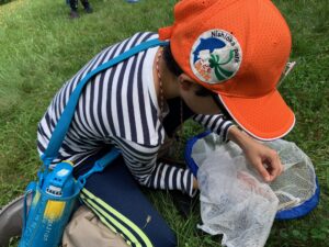 トンボを捕まえた子ども