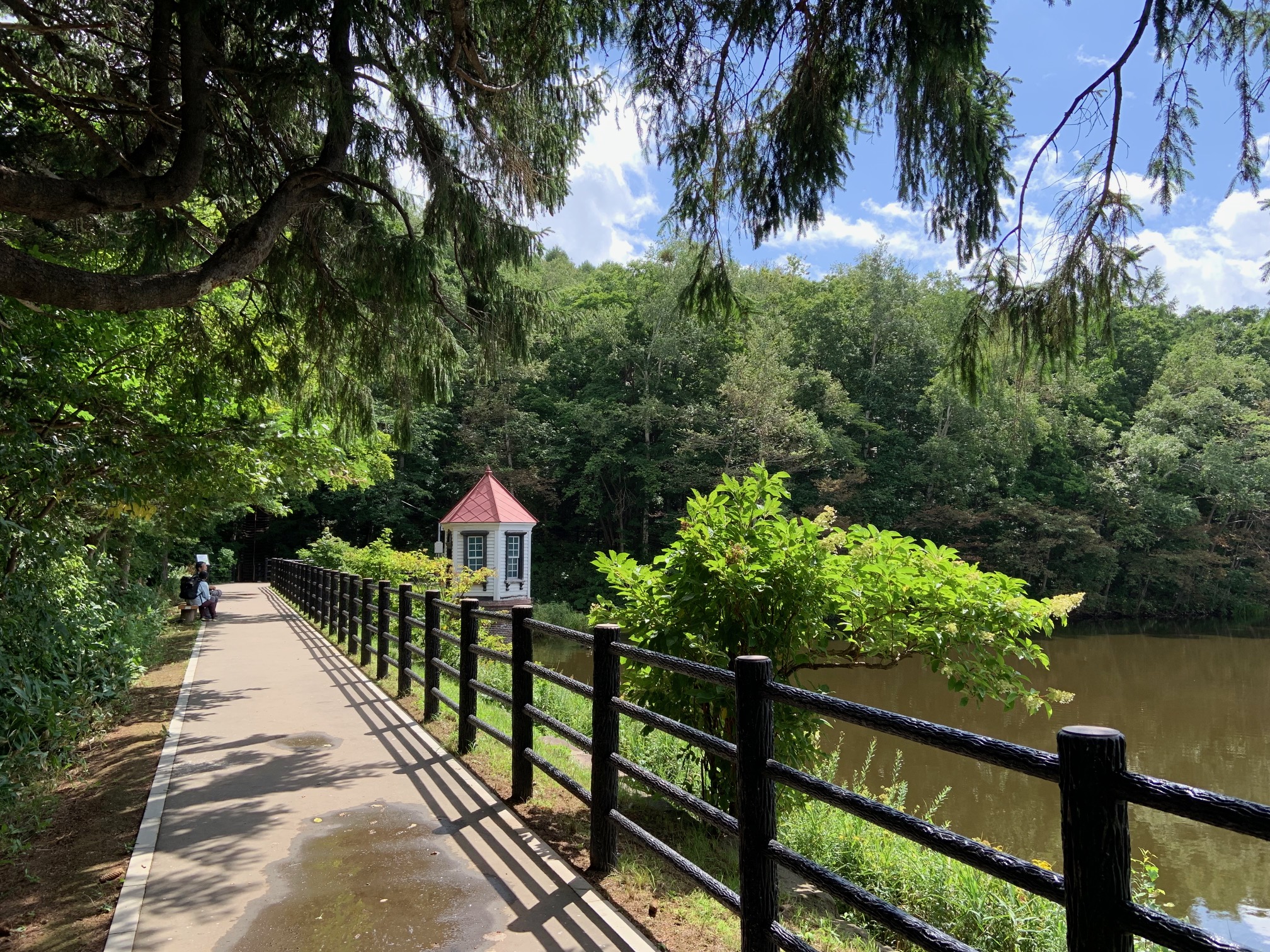 園路と赤い屋根の取水塔の様子