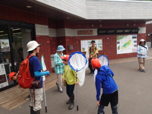 管理事務所前で集合するヤンマ団