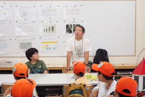 トンボの先生の話を聞く子どもたち