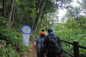 園内を移動する団員の親子