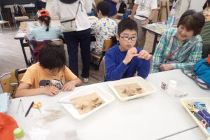 トンボの標本を作る団員